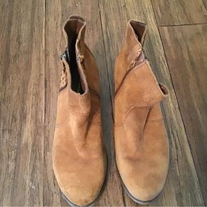 WHITE MOUNTAIN JACKIE Light Saddle Brown Suede Ankle Boots w/zippers 8.5M *NICE*